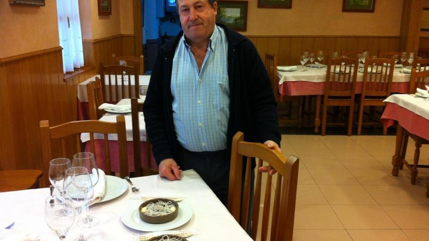 Pepe Tista, con platos de angulas en su restaurante de Ribadesella
