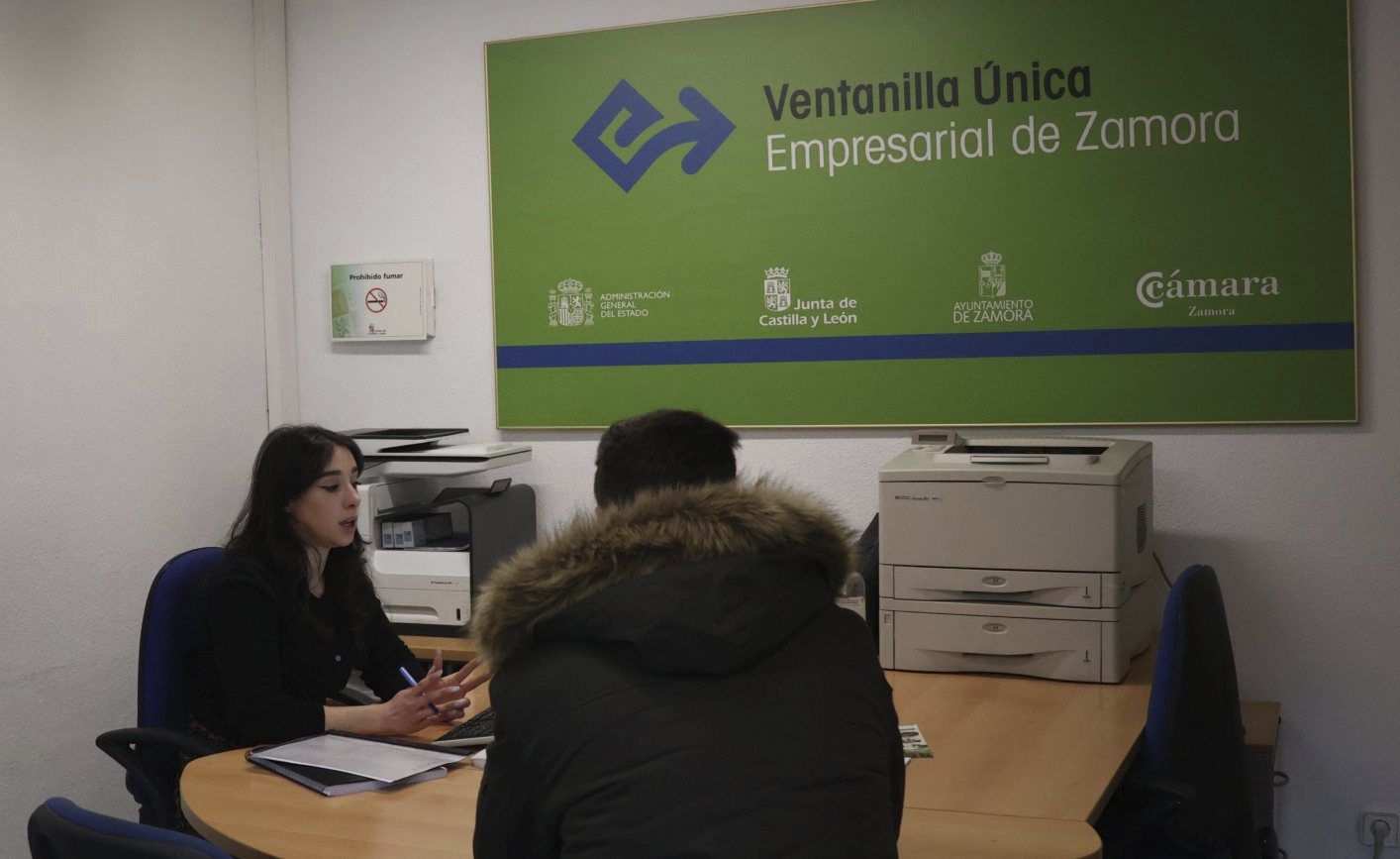 Un hombre solicita información en la Ventanilla Única Empresarial de Zamora.