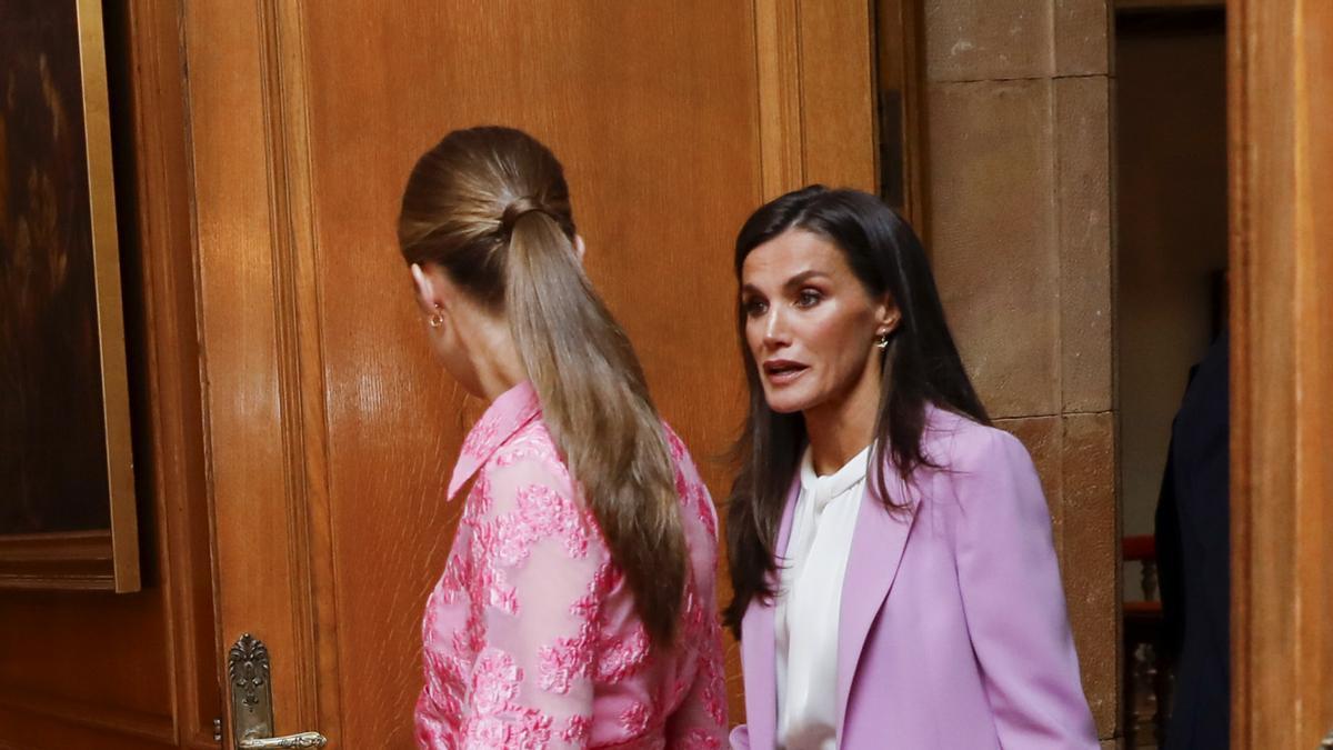 La reina Letizia y la princesa Leonor eligen looks a conjunto para las audiencias de los Premios Princesa de Asturias 2023
