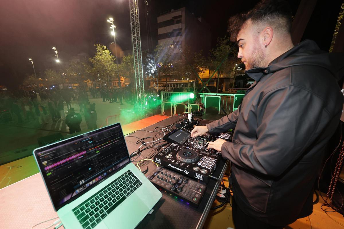 Galería de imágenes: Tardeo en la plaza del Estadio de la Cerámica de Vila-real