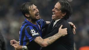 Inter Milans head coach Simone Inzaghi, right, celebrates with Inter Milans Francesco Acerbi at the end of the Champions League semifinal second leg soccer match between Inter Milan and Barcelona at San Siro stadium in Milan , Italy, Tuesday, May 6, 2025. (AP Photo/Luca Bruno) Associated Press/LaPresse