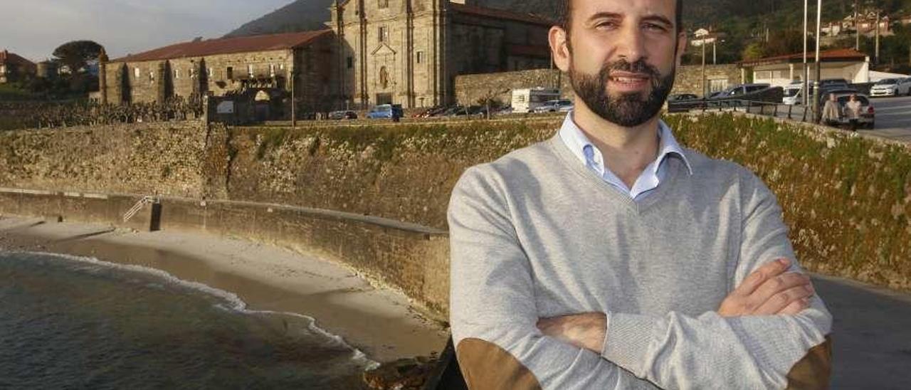 Xoán Martínez, ante el monasterio de Oia, que abre una nueva etapa cultural. // Ricardo Grobas