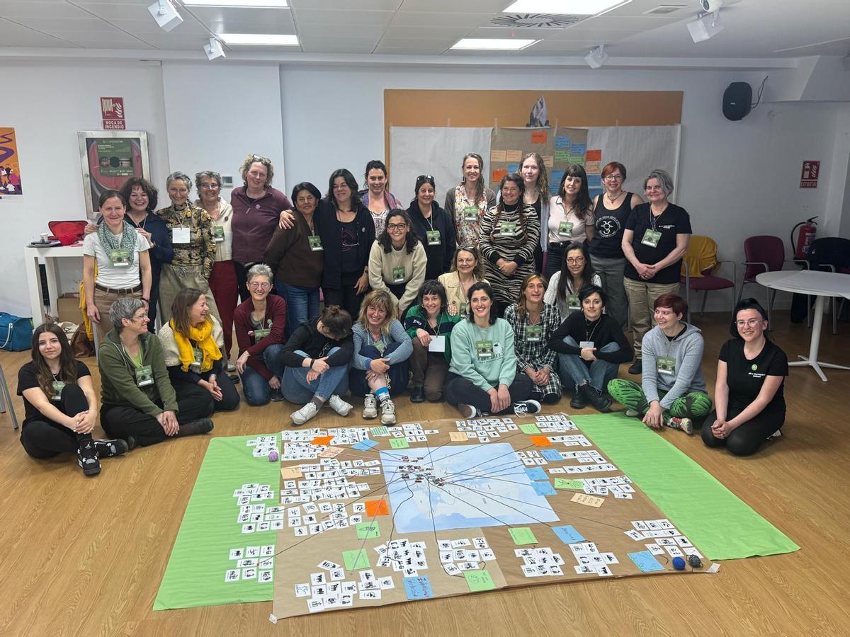 Las particiantes en el encuentro europeo posan en una fotografía.