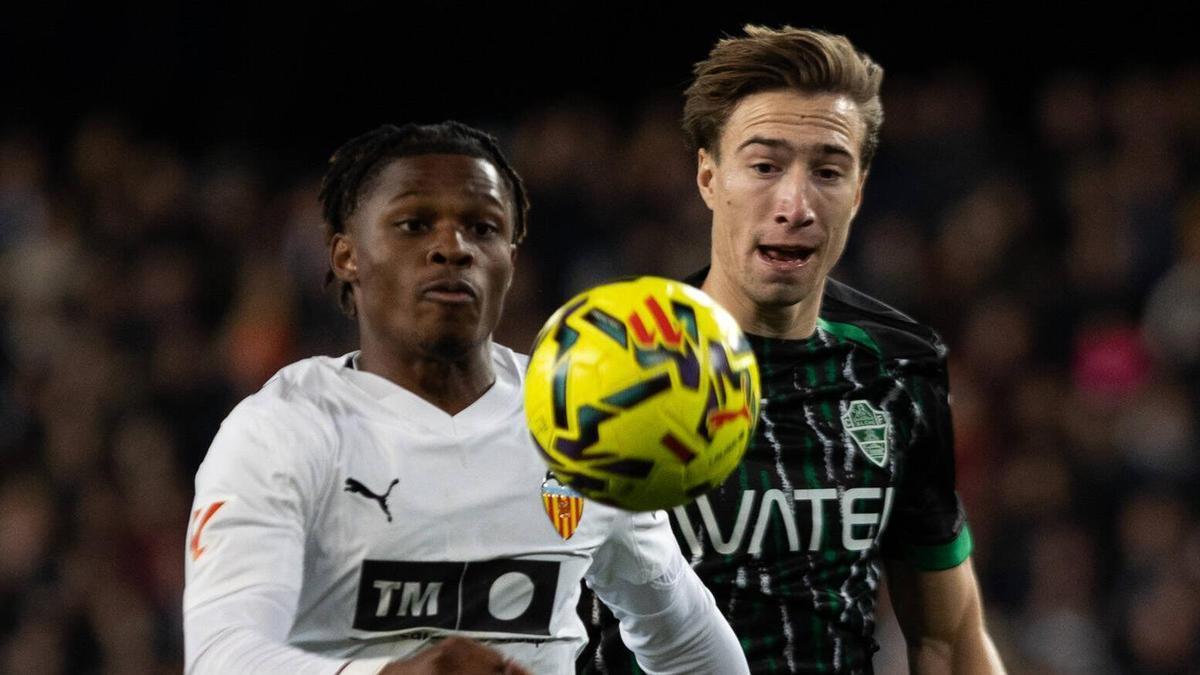 Ramazani y Affengruber disputan un balón en el partido de la primera vuelta, en Mestalla.