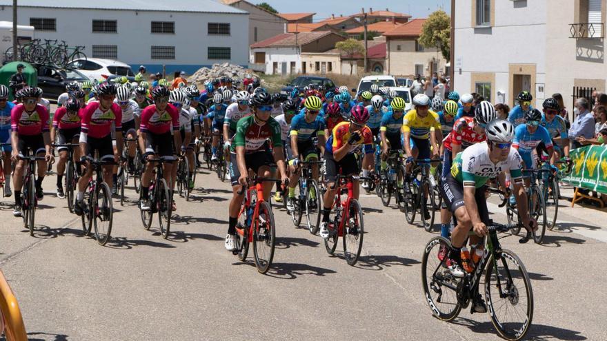 El pelotón de la Vuelta Ciclista a Zamora al inicio de una etapa en una edición anterior. | Jose Luis Fernández