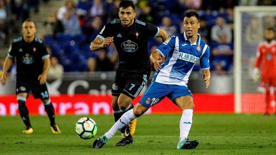 Maxi Gómez, junto a Javi Fuego, en Cornellà. // LOF