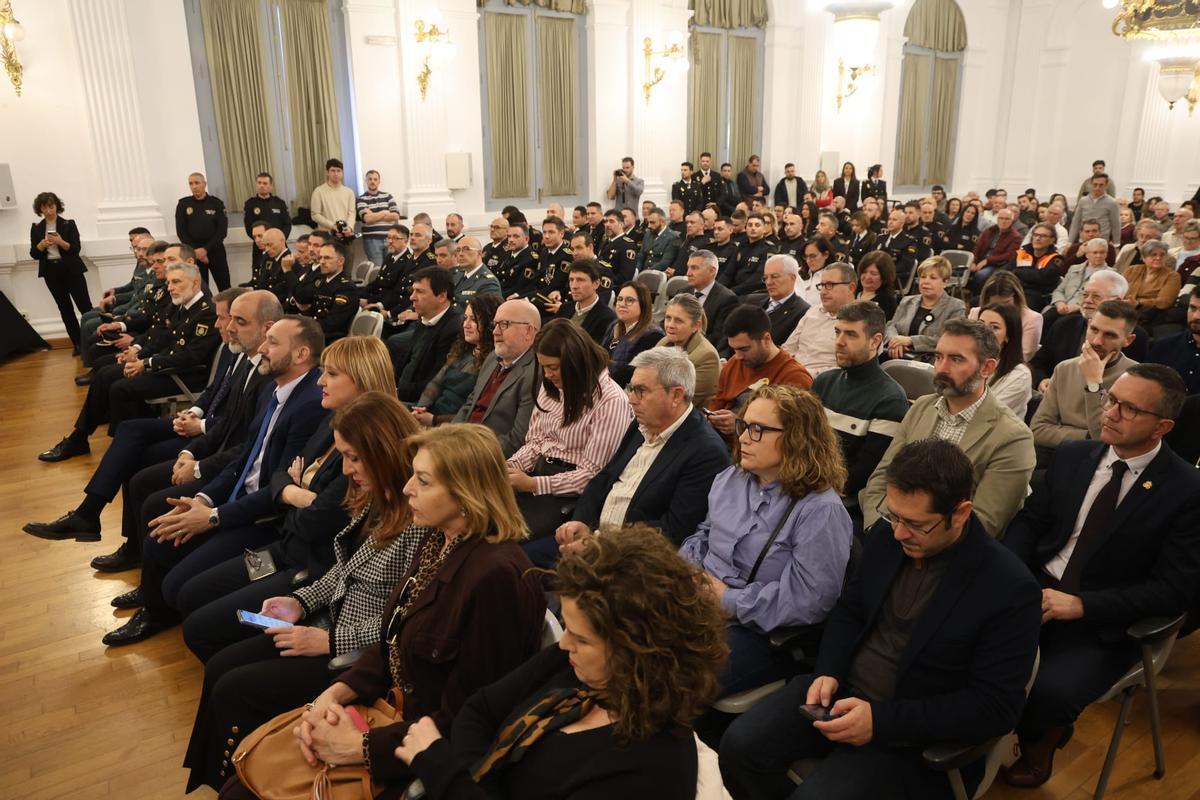 Asistentes al acto del Día de la Policía Local en Xàtiva, este viernes.