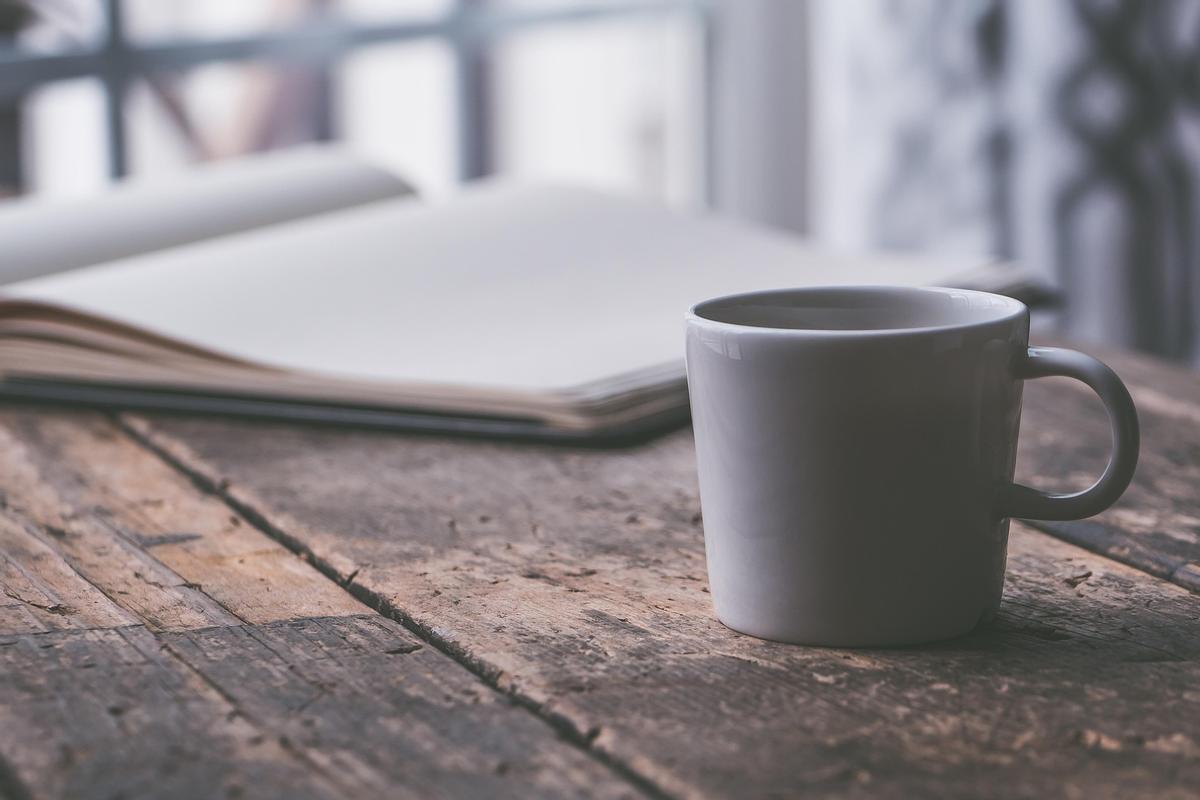 Una tassa de cafè damunt d'una taula