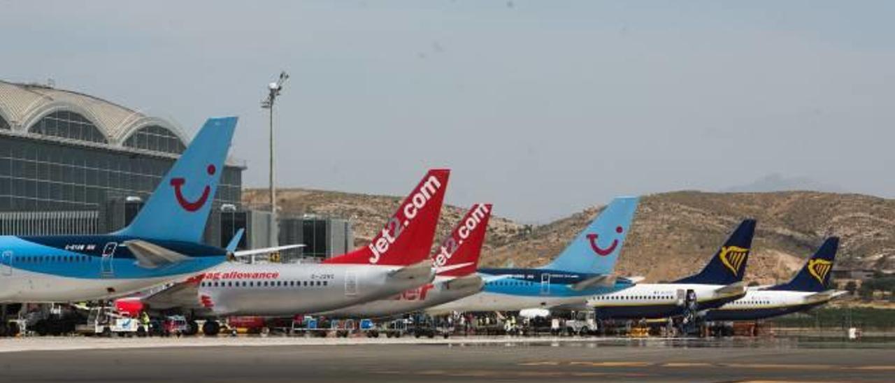 Aviones de las compañías Jet2.com, TUI y Ryanair estacionados en la plataforma del aeropuerto.