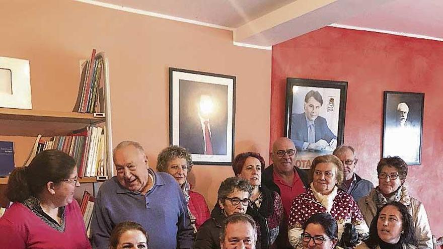 Sentados, Sandra Cuesta, Rogelio Pando, Patricia Vega y Blanca Gayo, arropados por la ejecutiva local del partido y varios afiliados.