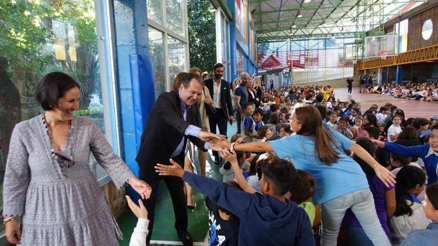 El alcalde animó a los escolares del colegio Maristas en el inicio de curso