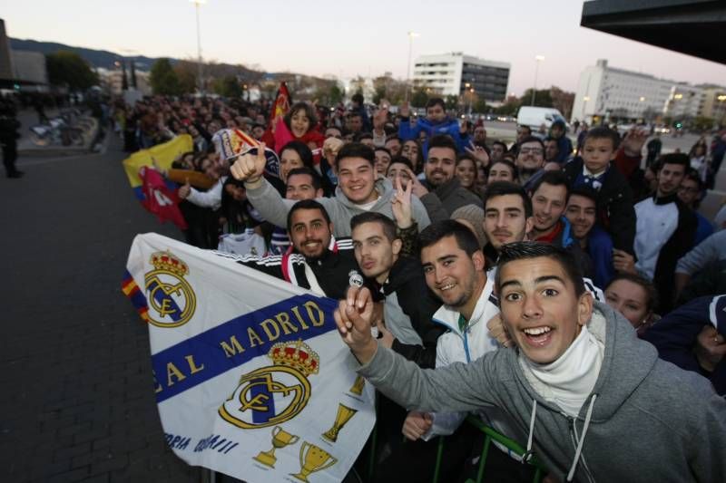 Aficionados esperan en la estación la llegada del Real Madrid a Córdoba