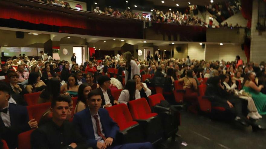 Graduación de un centenar de alumnos del Menéndez Pidal