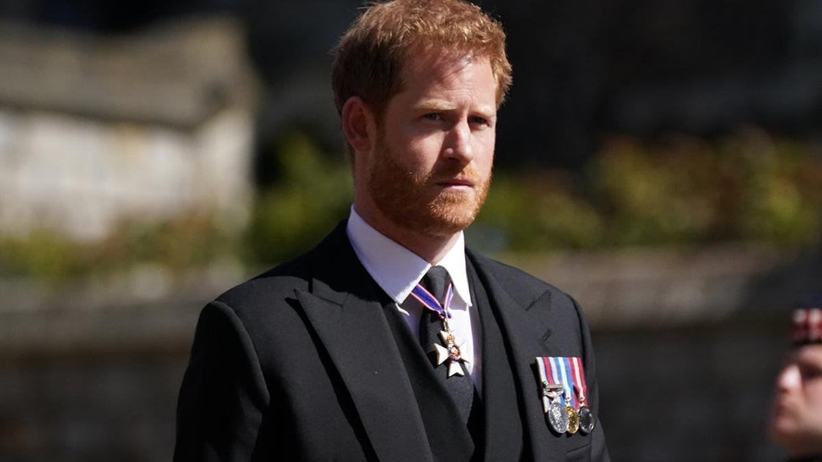 El principe Harry con gesto serio en el funeral del duque de edimburgo