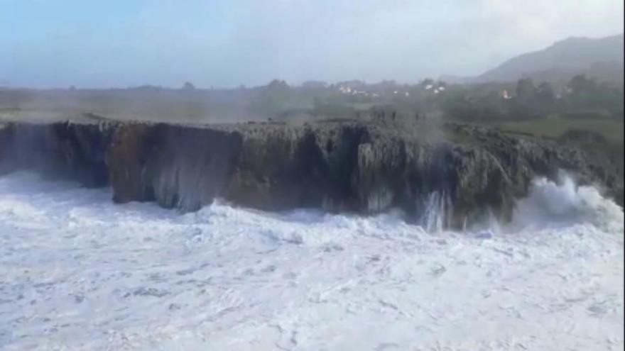 Las olas golpean con fuerza el litoral asturiano