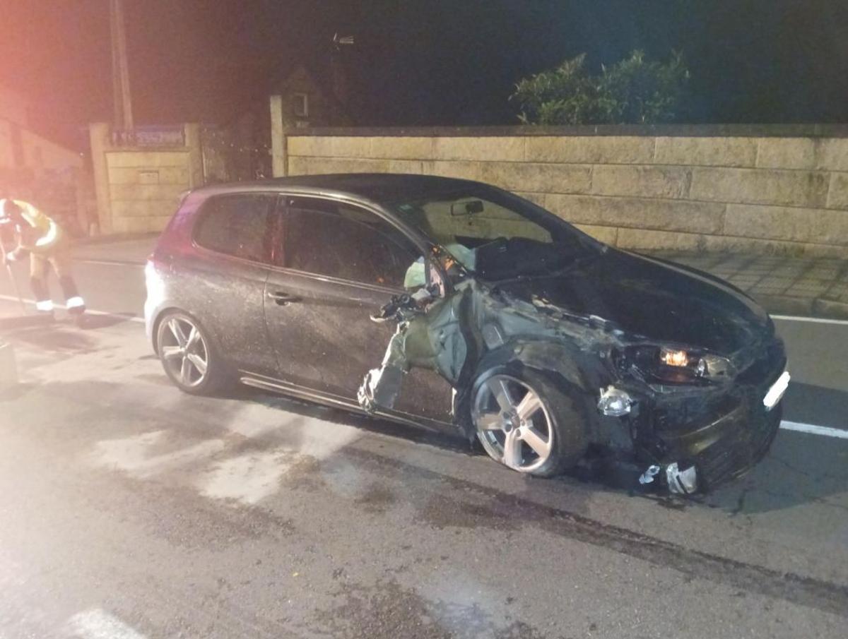 El coche accidentado en O Vento.