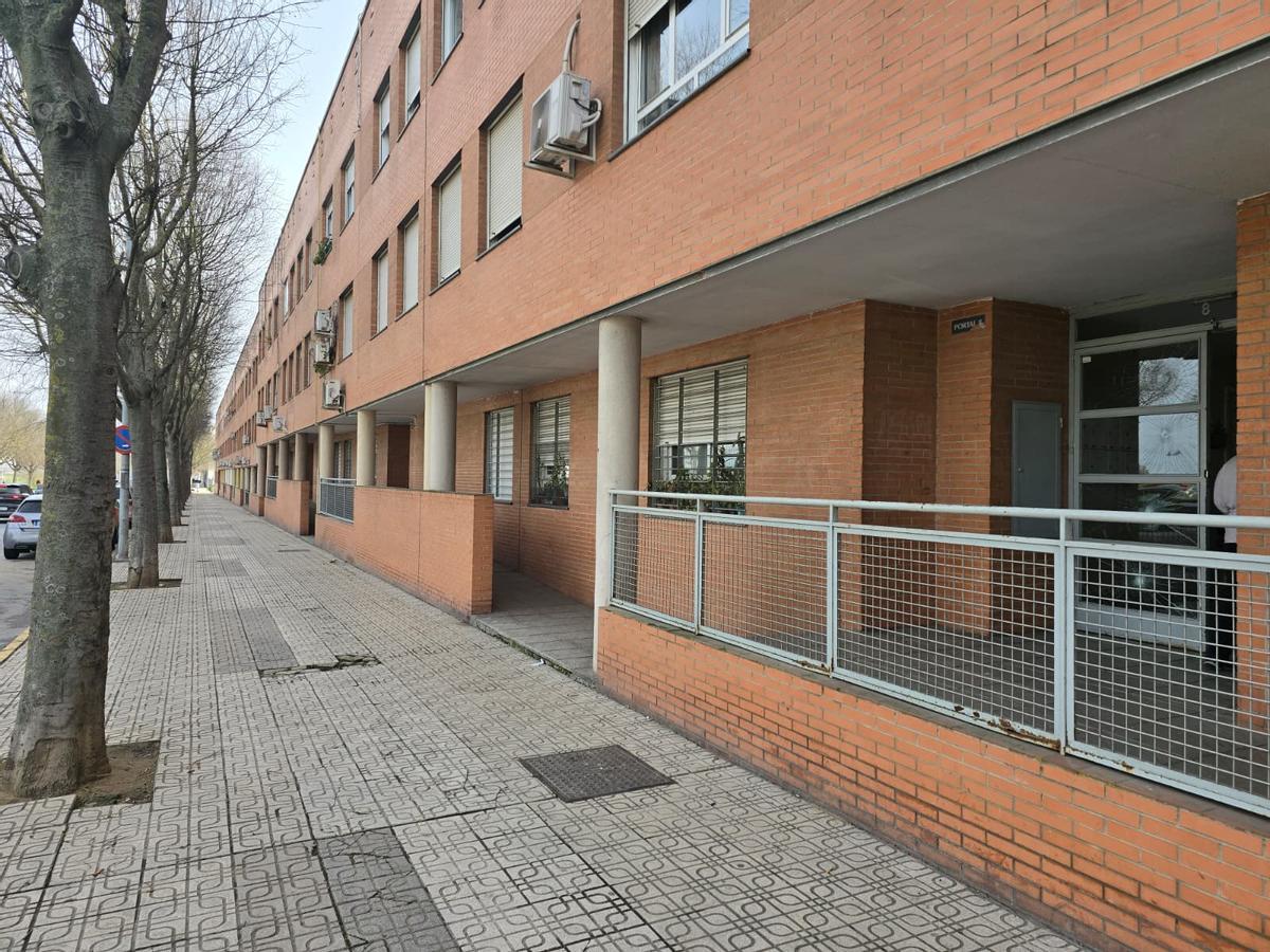 El edificio de la calle Manuel Rojas Torres en el que se ha realizado uno de los registros.