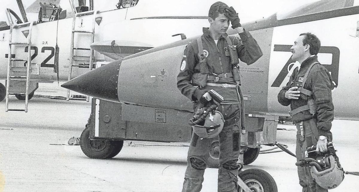 Felipe VI al regreso de su primer vuelo en solitario.