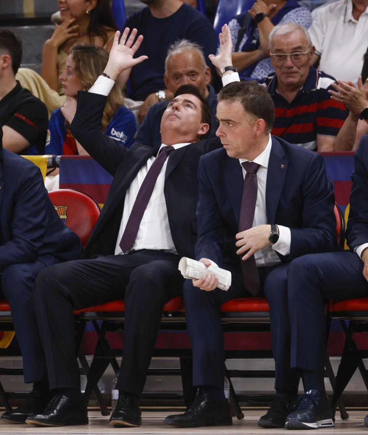 Xavi Pascual, desesperado en el banquillo del Barça. | QUIQUE GARCÍA / EFE