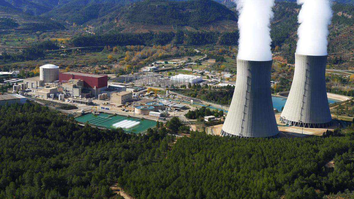 Central nuclear de Cofrentes con el reactor a la izquierda.