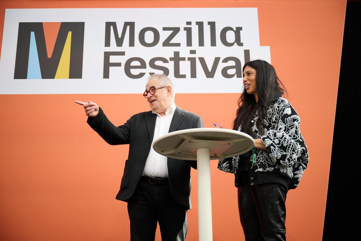 El tinent d’alcaldia d’Economia, Habitatge, Hisenda i Turisme, Jordi Valls, y la directora ejecutiva de la Mozilla Foundation, Nabiha Syed.