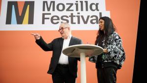 El tinent d’alcaldia d’Economia, Habitatge, Hisenda i Turisme, Jordi Valls, y la directora ejecutiva de la Mozilla Foundation, Nabiha Syed.