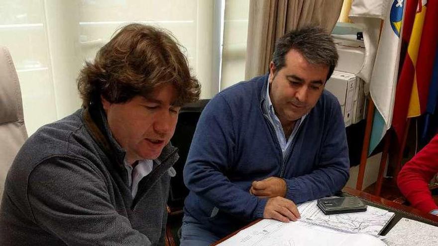 El alcalde y el edil de Urbanismo de Arteixo, ayer, durante la presentación.