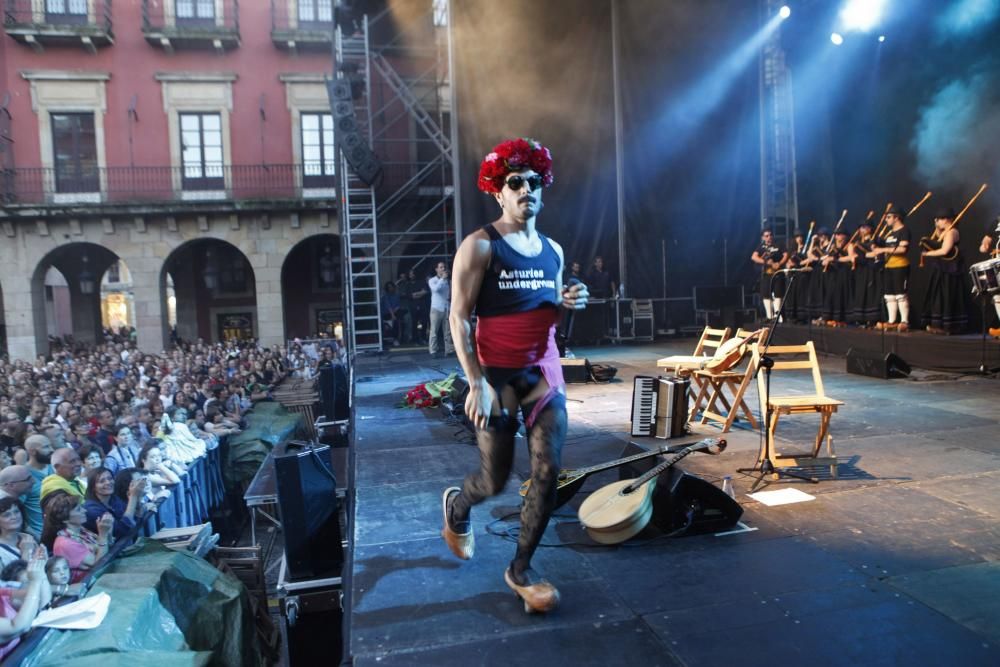 Rodrigo Cuevas en la plaza Mayor de Gijón