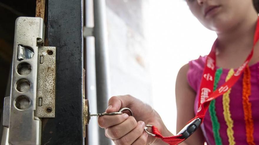 Los denominados &#039;niños de la llave&#039; suelen llevar ésta colgada al cuello para no perderla.