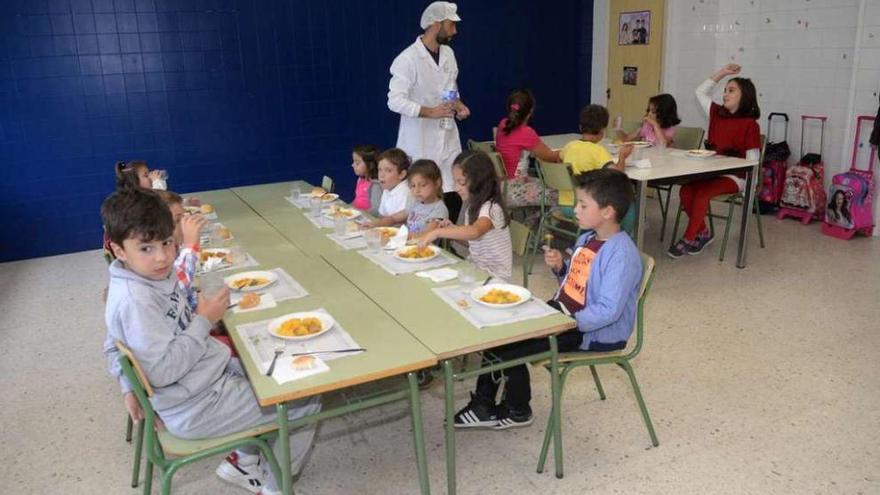 Los alumnos de Vilariño estrenan el servicio de comedor. // Noé Parga