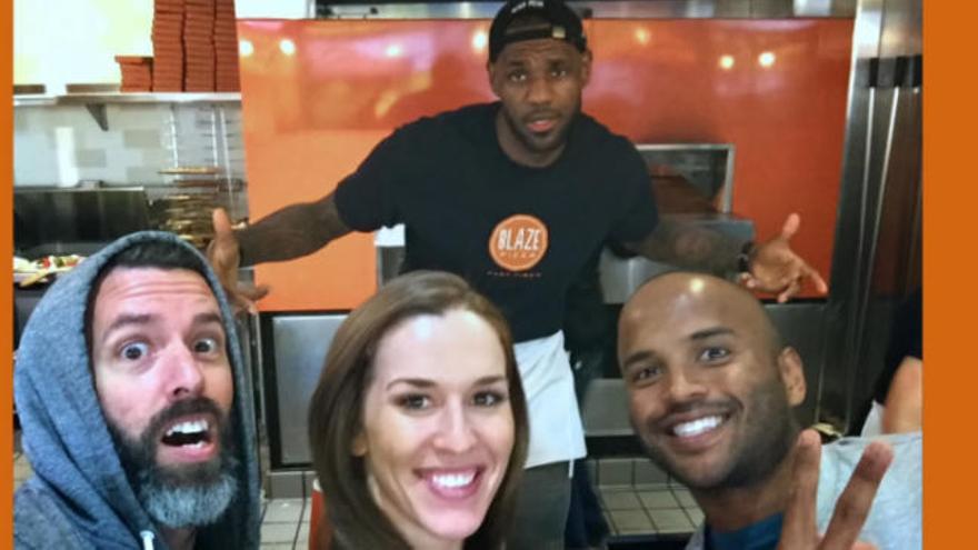 LeBron James la lía en una pizzería