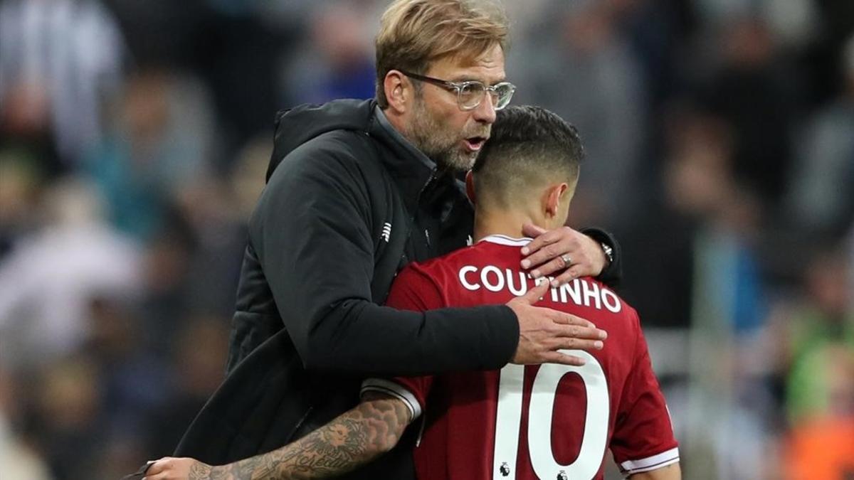 Jürgen Klopp abraza a Coutinho. El Liverpool recibe al Manchester United.