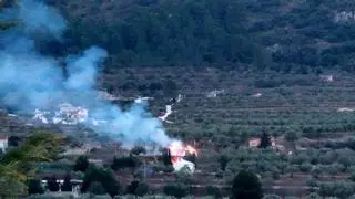 Vecinos, voluntarios y bomberos sofocan dos incendios en Bocairent y la Pobla