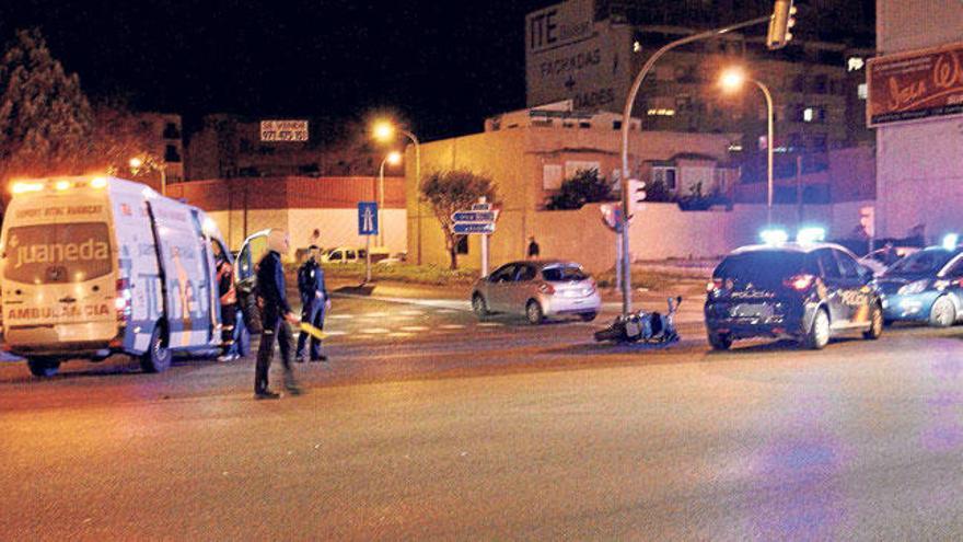 Ambulancias y policías nacionales asistieron al motociclista herido.