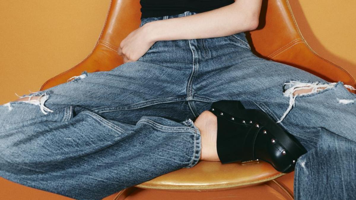 Los zuecos negros de Zara son el complemento perfecto para esta primavera
