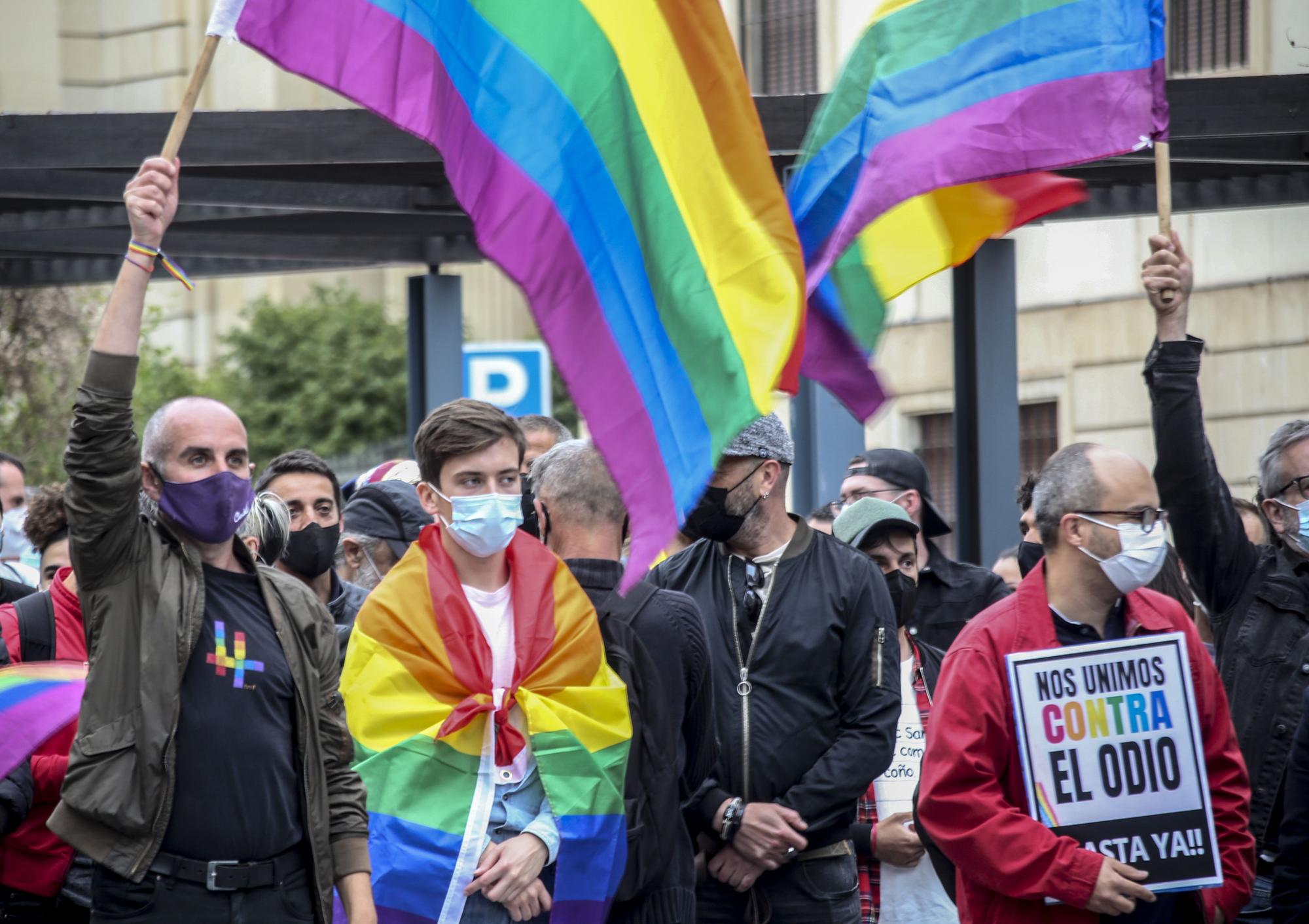 Concentración en contra de la agresión homófoba en el monte Tossal de Alicante