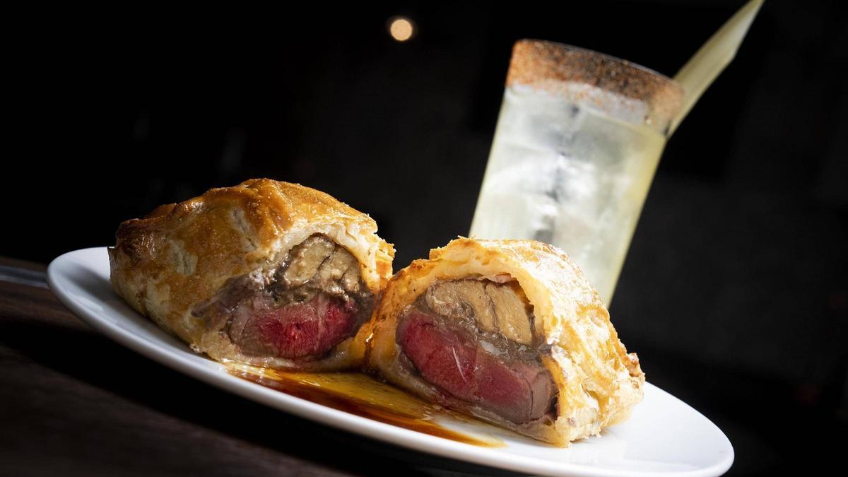 El Wellington de pichón con el cóctel Bloody Clear de Casa Platos.