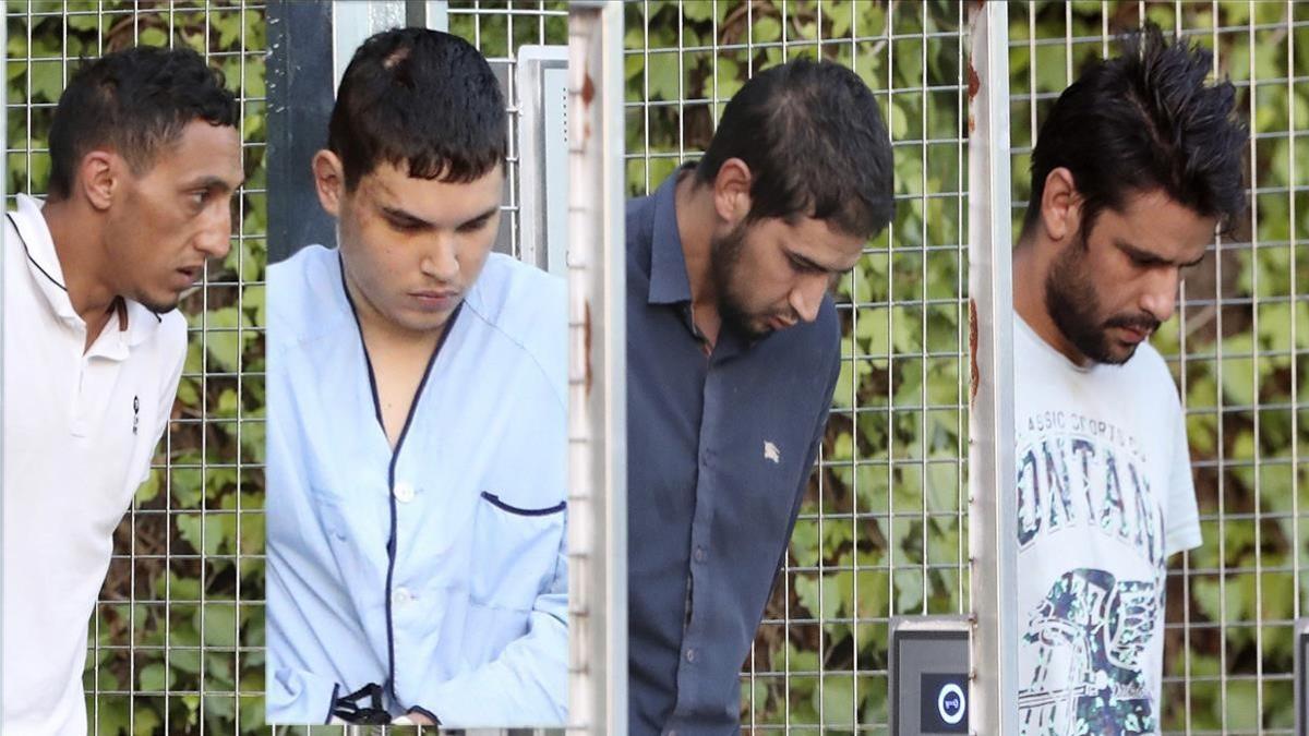 Los cuatro detenidos a la salida de las dependencias policiales de Tres Cantos.