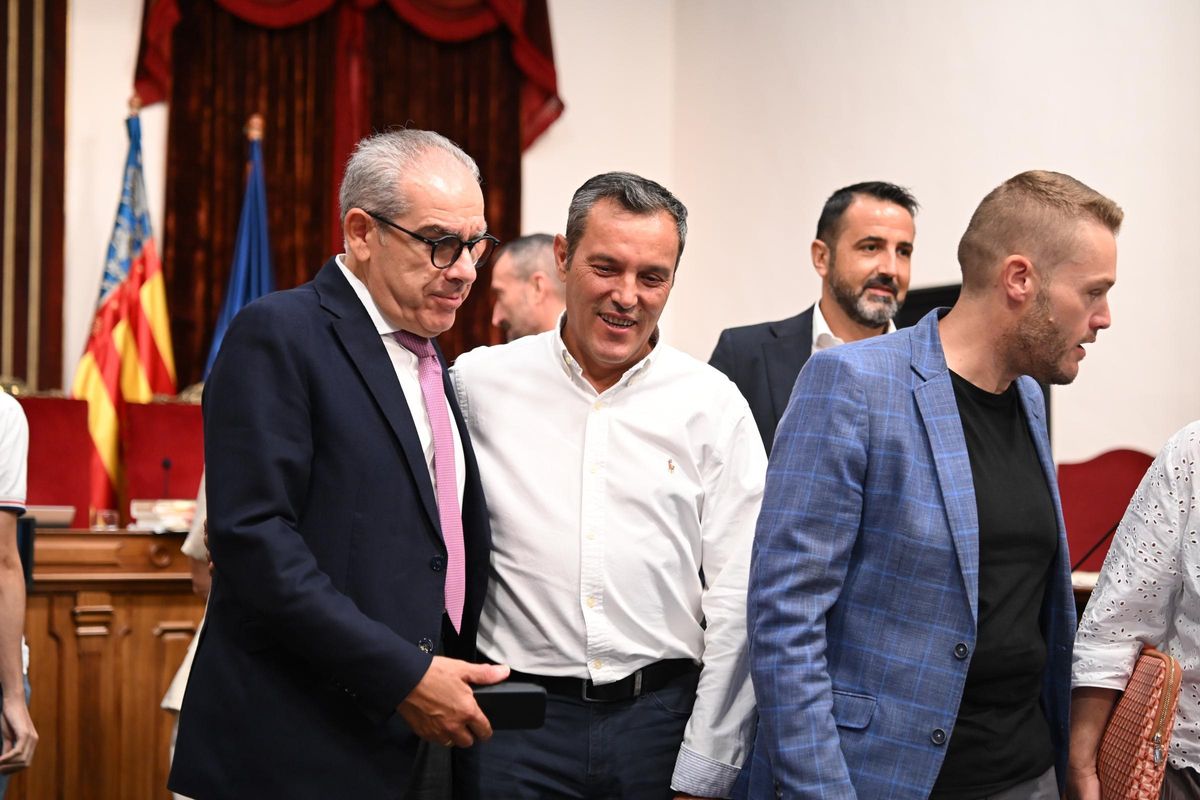 Francisco Soler abandona el salón de plenos junto al diputado socialista Francis Rubio, y los ediles Samuel Ruiz y Mariano Valera