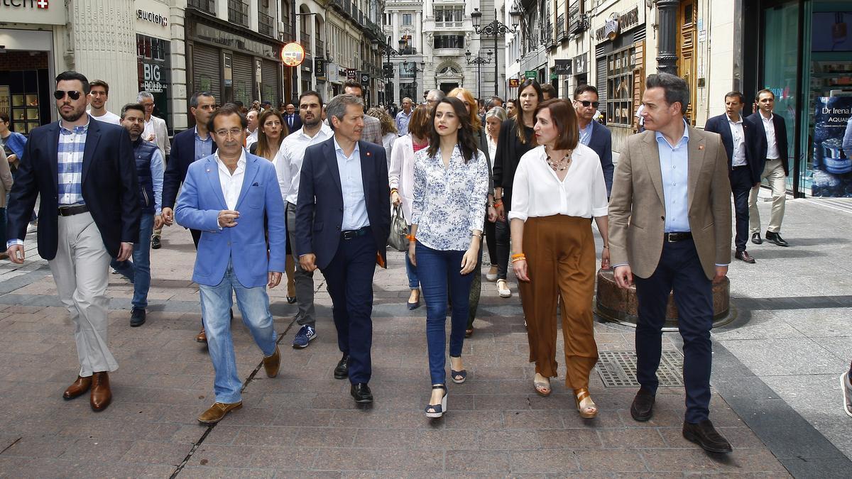 Daniel Pérez, Inés Arrimadas, Sara Fernández y Víctor Serrano, en un paseo ciudadano en la campaña de 2019.