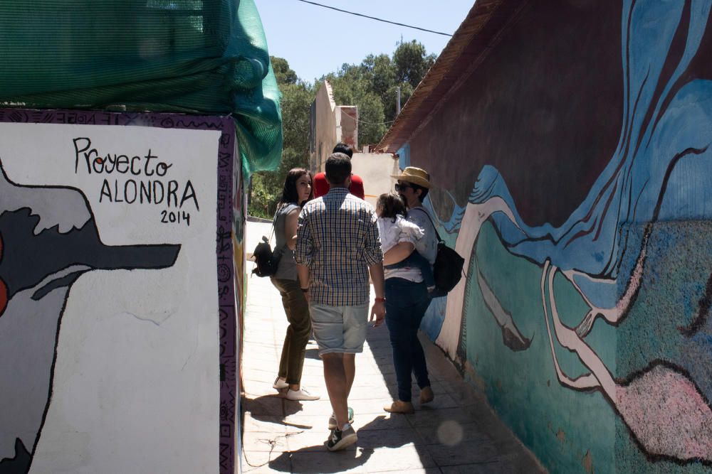 Más de doscientos murales con imágenes y poesías que recuerdan a la figura del poeta oriolano Miguel Hernández en el barrio de San isidro de Orihuela en un museo urbano que este fin de semana cuenta a