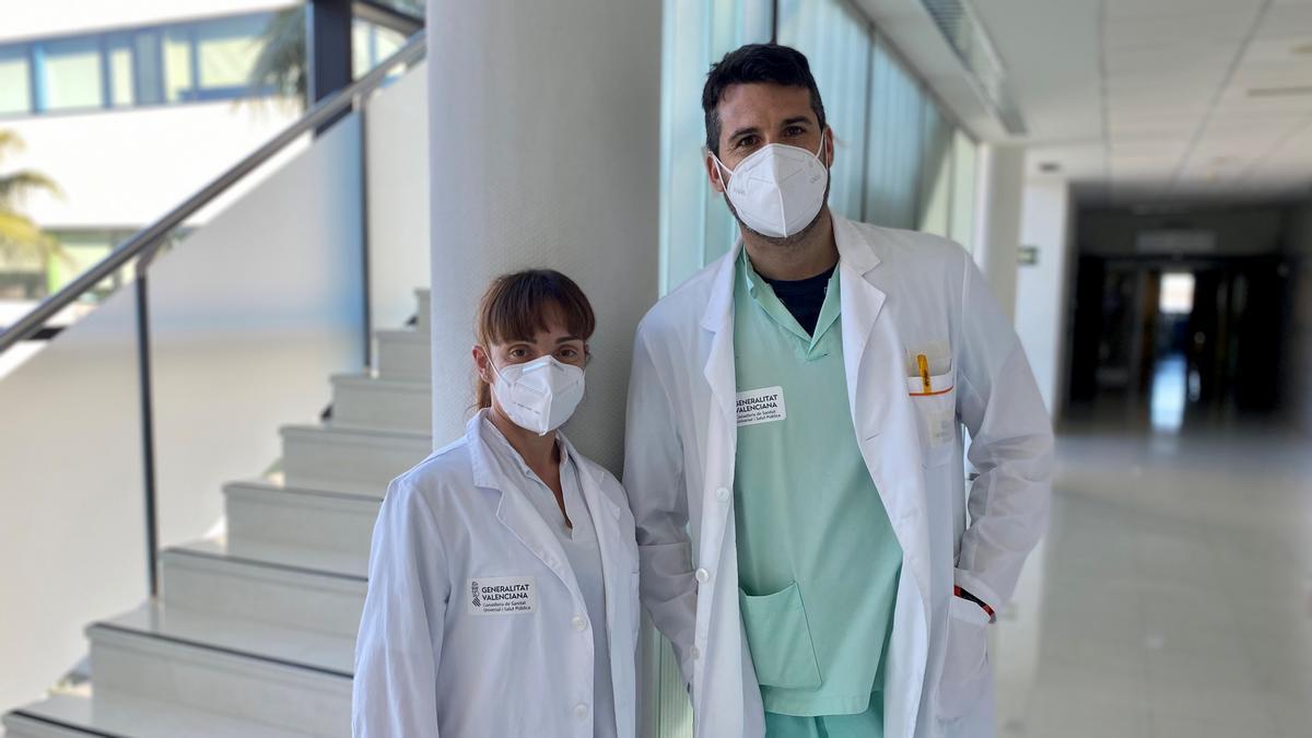 Imagen de la enfermera Mari Carmen Pérez y el médico especialista Manuel Segura, miembros del servicio de traumatologia infantil