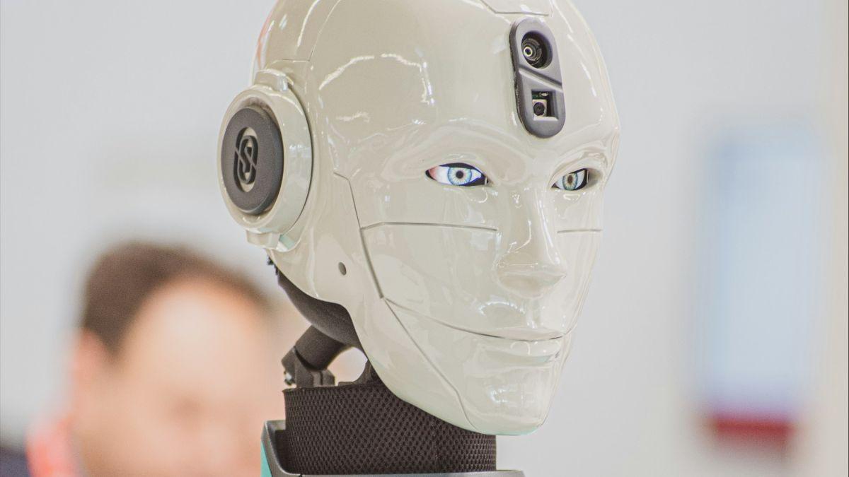 La escuela del futuro ya está aquí: un robot humanoide entra en el aula como asistente educativo.