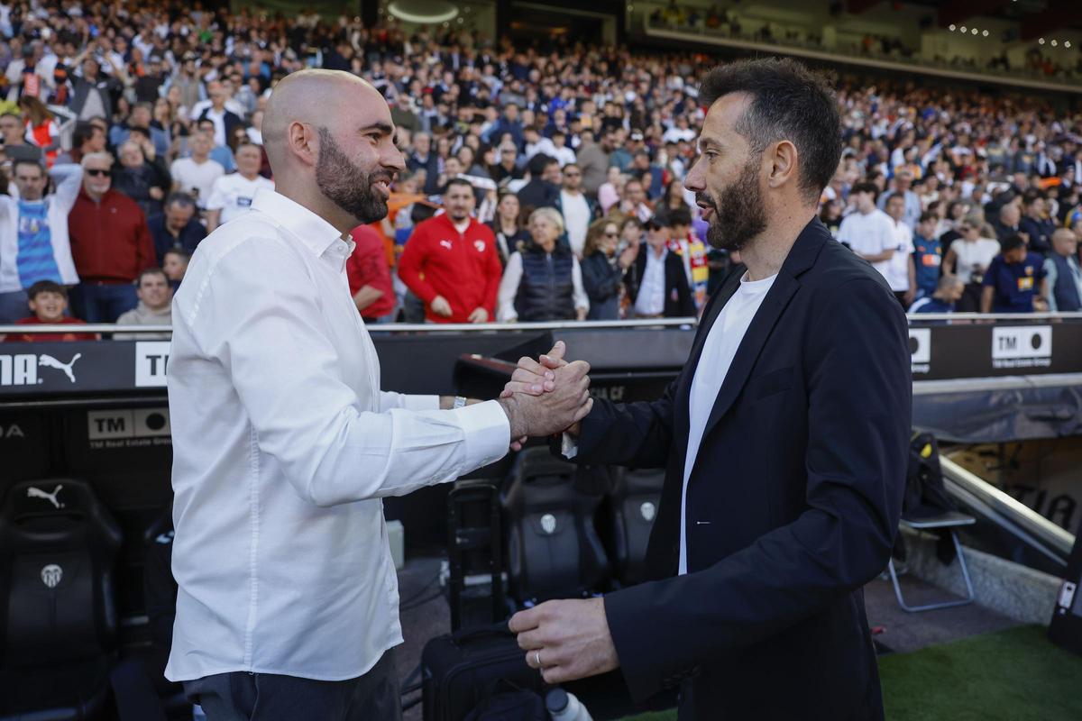Claudio saluda a Corberán.