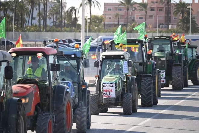 Así ha sido la salida de la tractorada desde Elche