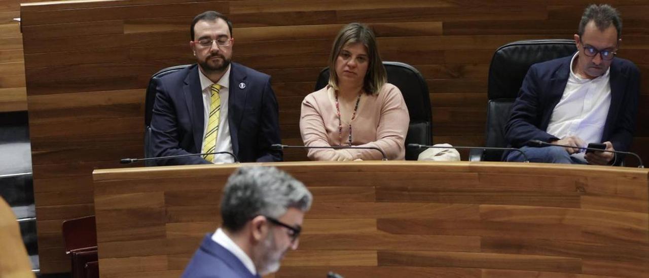 El presidente, Adrián Barbón, y la vicepresidenta, Gimena Llamedo, escuchan la intervención del consejero de Fomento, Alejandro Calvo.