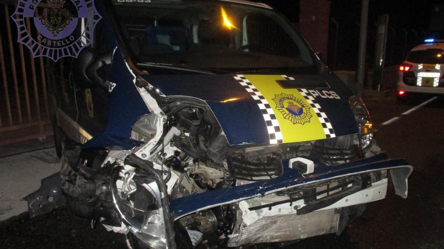 Un conductor ebrio embiste un furgón policial en un control en Castelló
