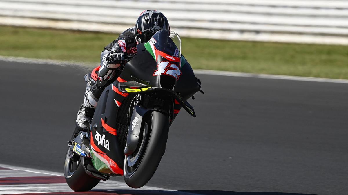 El piloto español de MotoGP Maverick Viñales en su debut con Aprilia.