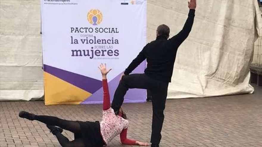 Exhibición de danza en Colunga contra la violencia de género.