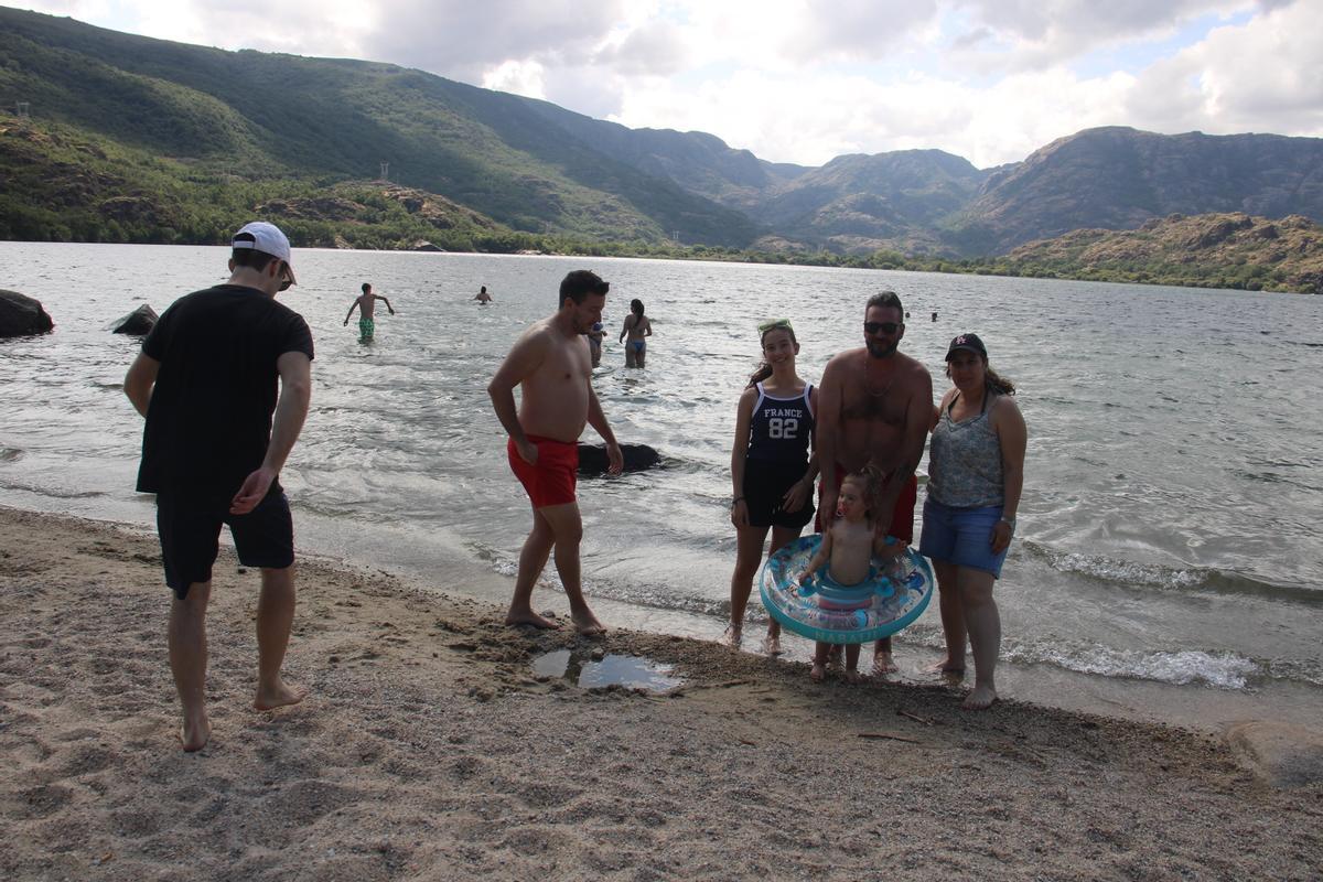 Familia Silvia Esteves de Braganza en el Lago de Sanabria